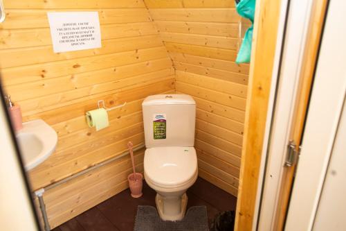 een kleine badkamer met een toilet en een wastafel bij Ретритный центр "Дом Души" in Nieuw Athos