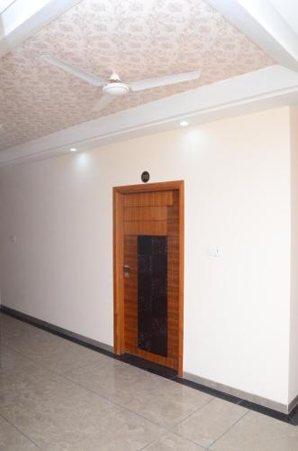 a room with a door and a ceiling at DUDI HOTEL in Bikaner