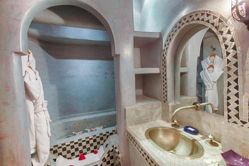 A bathroom at Riad Kenzo