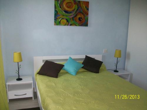 a bedroom with a bed with two lamps and a painting at Appartement Larraburuko-Borda in Sare