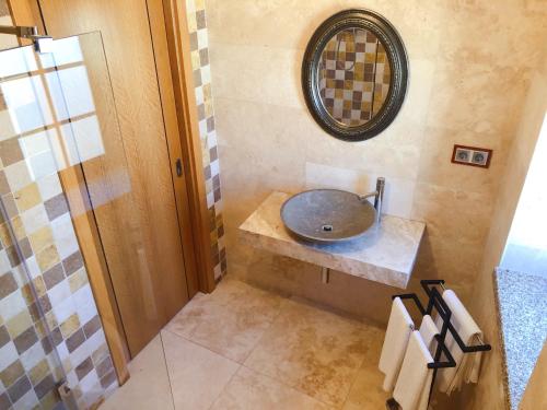 ein Bad mit einem Waschbecken und einem Spiegel in der Unterkunft Casa da Laje - Entre a Estrela e a Gardunha in Fundão
