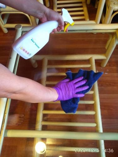 a person in purple gloves is cleaning a ladder at Master Bear Resort in Jiafeng