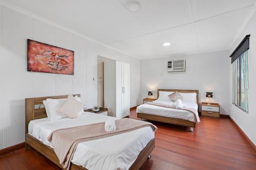 ein Schlafzimmer mit 2 Betten und einem Wandgemälde in der Unterkunft Spacious 4 Bdrms near Murray River, Pet Friendly in Strathmerton
