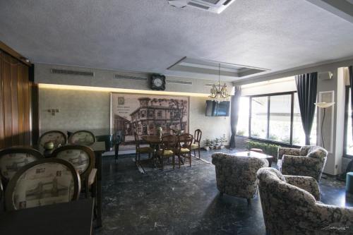 歐雷提亞達的住宿－韋恩尼酒店，一间带桌椅的客厅和一间用餐室