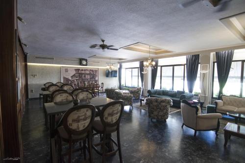 ein Wohnzimmer mit einem Tisch und Stühlen in der Unterkunft Vienni in Orestiada