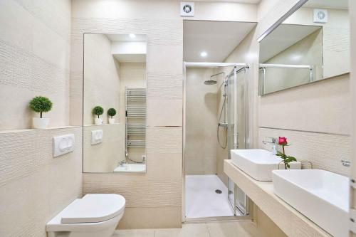 Bilik mandi di Best location Rooms