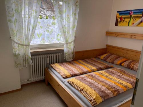 オーベルストドルフにあるFerienwohnung Dr Neubauerの小さなベッドルーム(ベッド1台、窓付)
