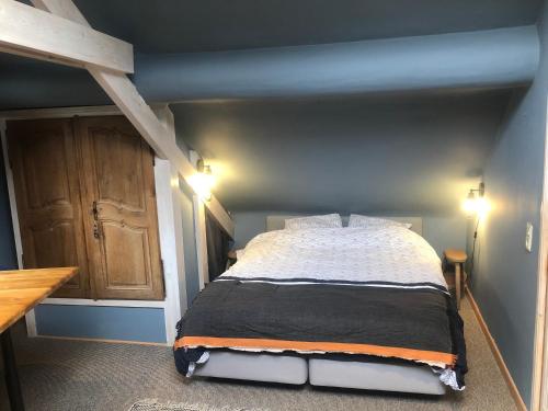 sypialnia z łóżkiem w niebieskim pokoju w obiekcie Les tourterelles w mieście Durbuy