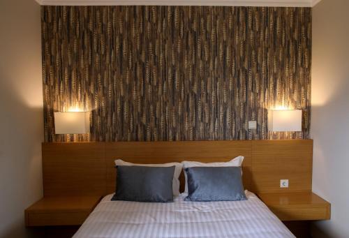 a bedroom with a bed with two lamps on it at Paraiso Douro in Lamego
