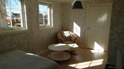 sypialnia z łóżkiem, krzesłem i stołem w obiekcie Simones Hotel w mieście Vadstena