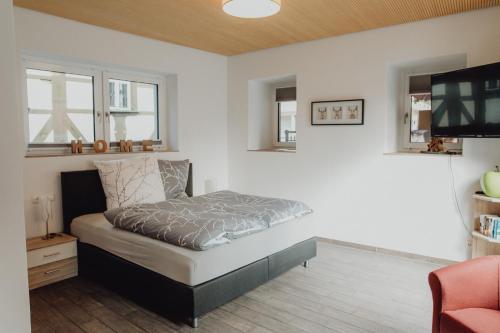 A bed or beds in a room at Stadt Land Fluss New Apartments by Zollhaus