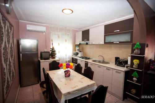 Dapur atau dapur kecil di Apartamente DELUXE Serado