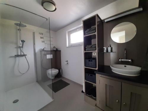 a bathroom with a shower and a sink and a toilet at B&B Cosiness in Balen