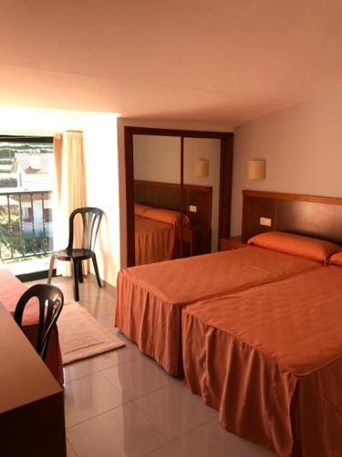 オイアにあるDUPLEX JUNTO AL MARのベッド2台とバルコニーが備わるホテルルームです。