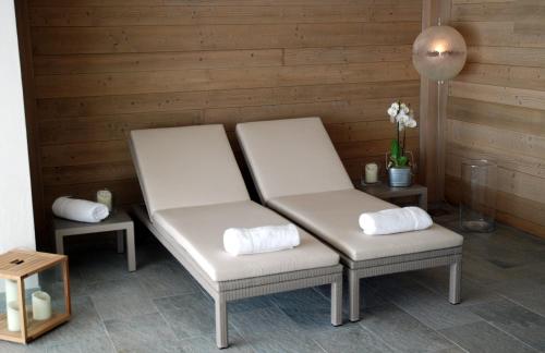 A seating area at Le Grand Chalet et Spa
