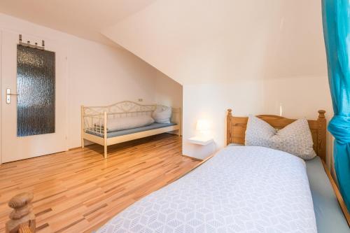 Postel nebo postele na pokoji v ubytování Ferienwohnung Fischach