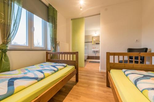 Postel nebo postele na pokoji v ubytování Ferienwohnung Fischach