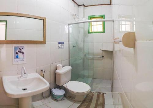 a bathroom with a toilet and a sink and a shower at Pousada Florescer in Paraty