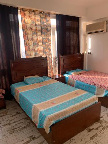 2 camas en una habitación de hotel con 2 camas en Beautiful and cozy duplex in the heart of Cairo en El Cairo
