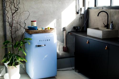 a small refrigerator in a kitchen with a sink at B&B De Silotoren in Zelhem