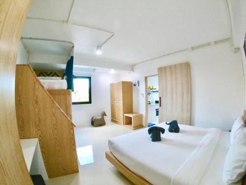 Postel nebo postele na pokoji v ubytování The Rock Samui Poshtel Lamai Beach
