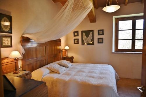 a bedroom with a large bed and a window at Agriturismo I Gergoni in Monteleone dʼOrvieto