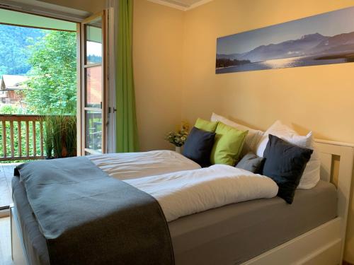 Säng eller sängar i ett rum på Bodenschneid Suiten Ringbergblick