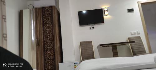 Televisyen dan/atau pusat hiburan di Hotel Heimli