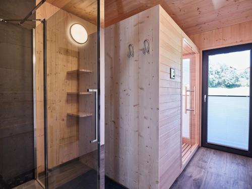Koupelna v ubytování Cozy Chalet in Steinach am Brenner with Balcony and sauna