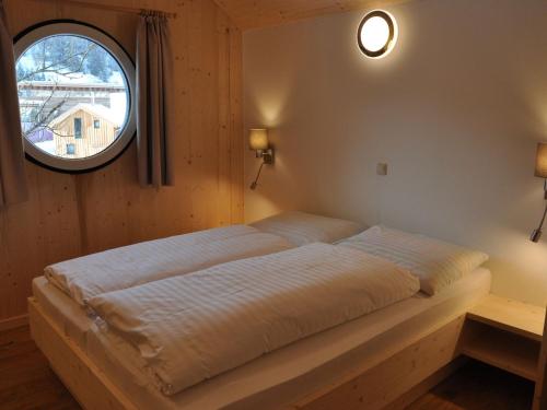 ザンクト・ローレンツェン・オプ・ムーラウにあるVoguish Apartment in Sankt Georgen ob Murau near Ski Areaの窓付きの部屋のベッド1台