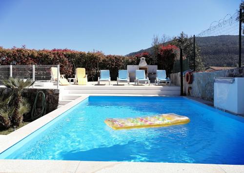 uma piscina com um brinquedo na água em Casa da Lapa em Aspra