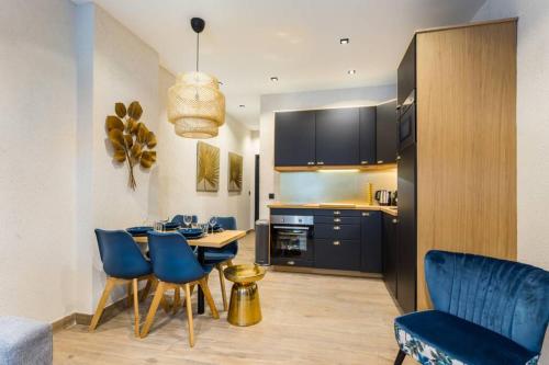 une cuisine et une salle à manger avec une table et des chaises dans l'établissement Nation-Charonne II Charming Apartment 1BR-4P, à Paris