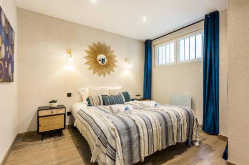 une chambre avec un grand lit et une fenêtre dans l'établissement Nation-Charonne II Charming Apartment 1BR-4P, à Paris