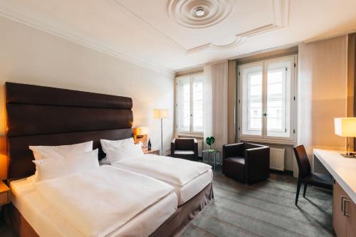 um quarto de hotel com uma cama e uma secretária em Amtshaus Freinsheim em Freinsheim