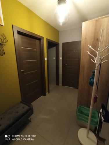 a bathroom with two doors and a toilet in it at Nowoczesny Apartament przy Manufakturze z parkingiem podziemnym i klimatyzacją in Łódź