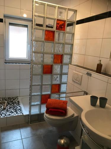 ein Badezimmer mit einem WC, einem Waschbecken und einer Badewanne in der Unterkunft Haus Friedel 2 in Überlingen