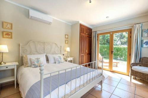 Villa Marpessa Oasis in Portals Nous with pool tesisinde bir odada yatak veya yataklar