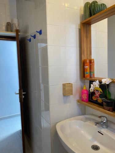 ein Bad mit einem Waschbecken und einem Spiegel in der Unterkunft Apt de Marsita-Bajío,8 in Caleta de Sebo