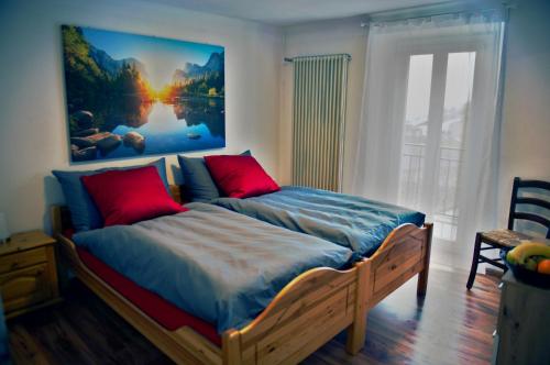 - une chambre avec un lit orné d'une peinture murale dans l'établissement Auberge Les Rangs, à Conthey