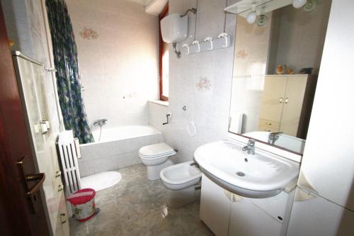 ガリポリにあるRed Houseのバスルーム(洗面台、トイレ、鏡付)