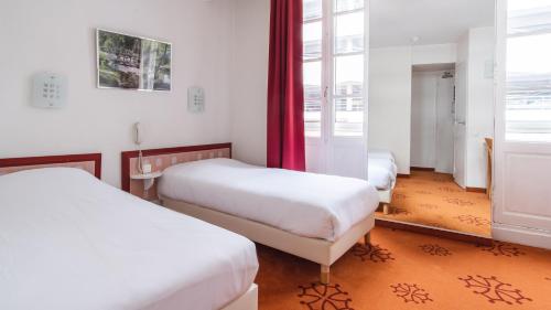 En eller flere senge i et værelse på Hotel Ours Blanc - Centre