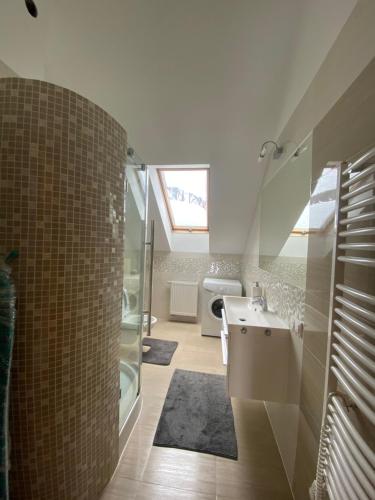 モドルニツァにあるLipowaのバスルーム(洗面台、ガラス張りのシャワー付)