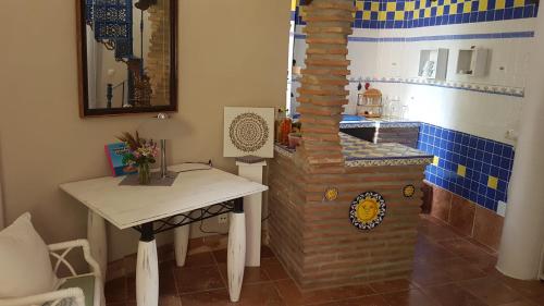 una cucina con tavolo e camino in mattoni di Casa Paraiso a Benajarafe