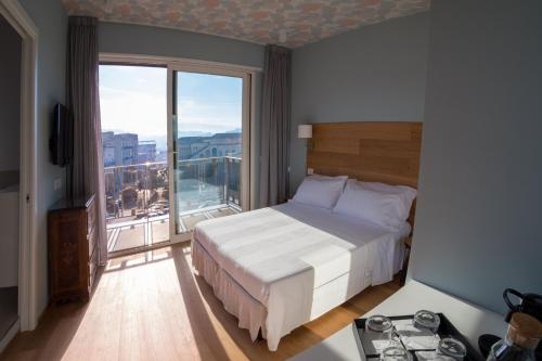 - une chambre avec un lit et une grande fenêtre dans l'établissement Gaya resort, à Bénévent
