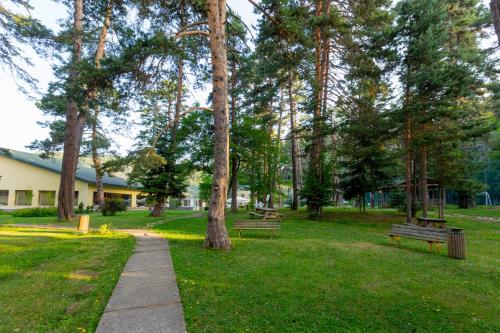 Taman di luar Buyuk Abant Hotel