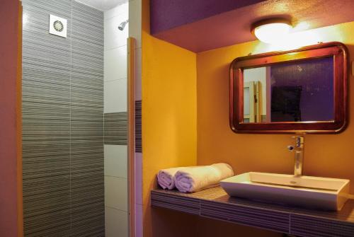 a bathroom with a sink and a mirror at Hotel Oasis in Monterrey