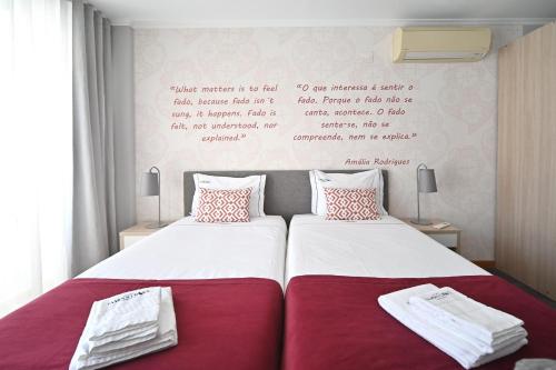 Famous Crows Lisbon Suitesにあるベッド