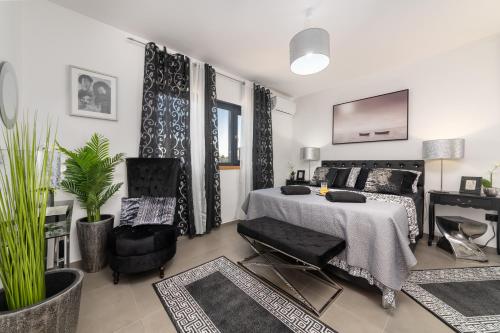 una camera con letto, scrivania e sedie di Casa Nera - Luxury & Style a Funtana