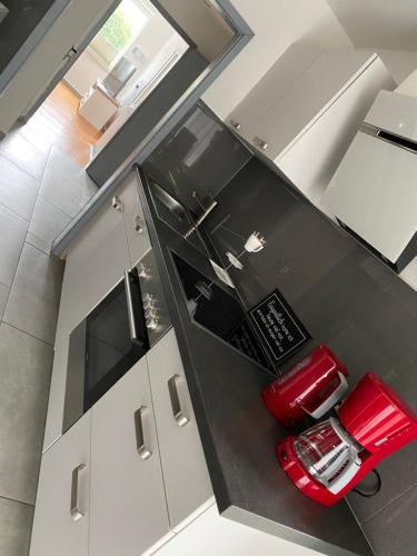 an overhead view of a kitchen with a red appliance at Schöne Ferienwohnung mit großem Garten in Flensburg