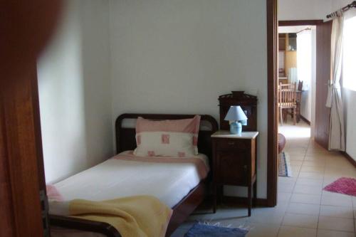 Un pat sau paturi într-o cameră la Silveira's Home